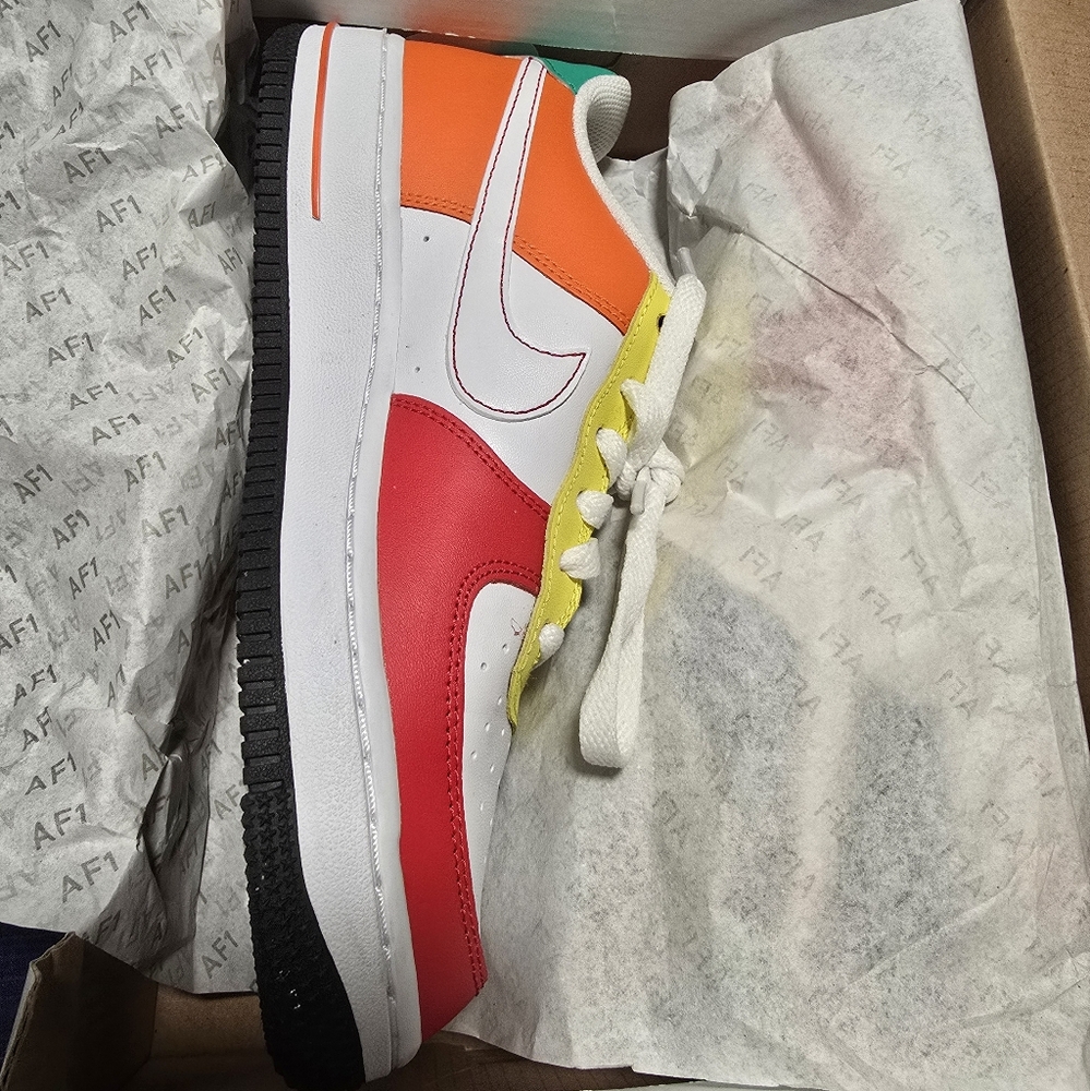 Nike Air Force 1 Low LV8 BG in University Red and White